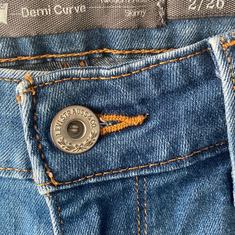 Calça levi's 2024 demi curve