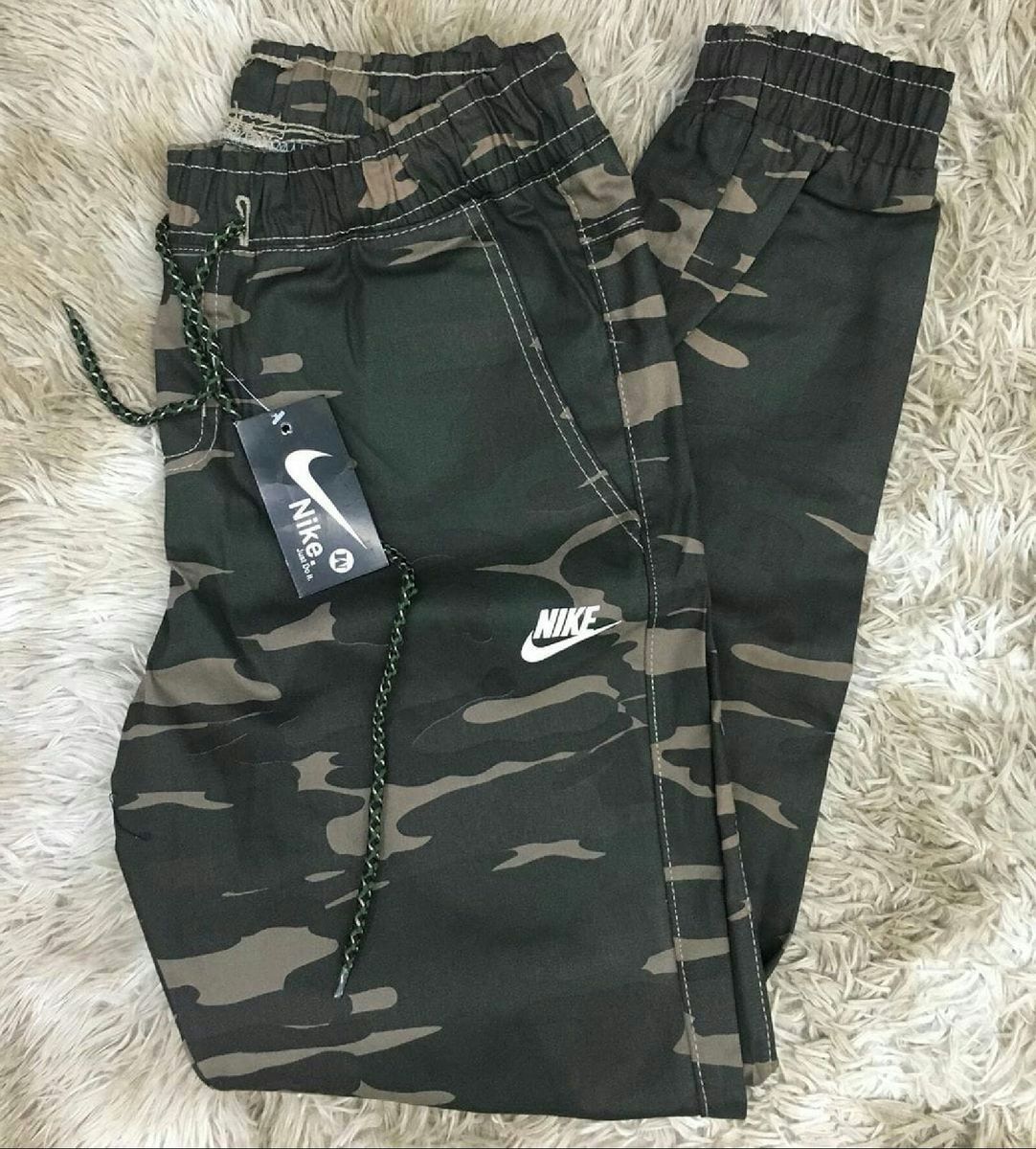 calça camuflada da nike