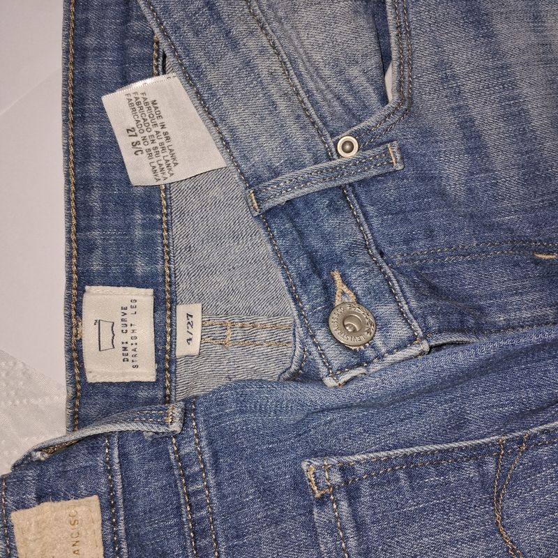 https://photos.enjoei.com.br/calca-original-levis-jeans-clara-cintura-baixa-95223069/800x800/czM6Ly9waG90b3MuZW5qb2VpLmNvbS5ici9wcm9kdWN0cy83ODgyODUwL2IzYWIxZDgzYTVhNDY2YjZlNjkxYTM0YmEwMzFiOWRkLmpwZw