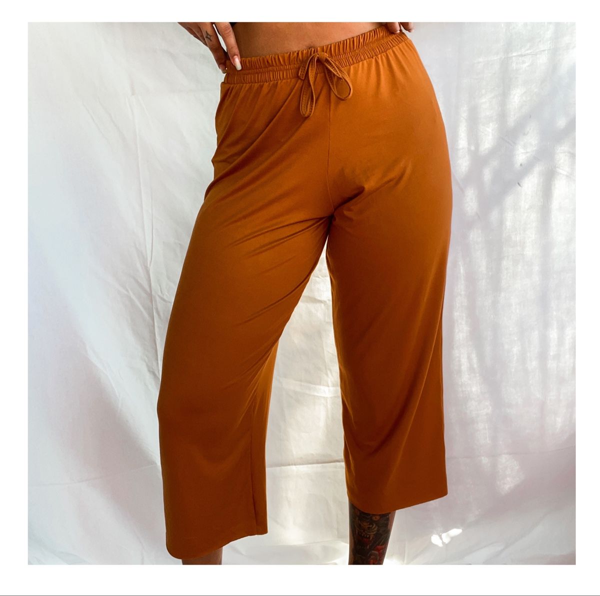calça pantacourt caramelo