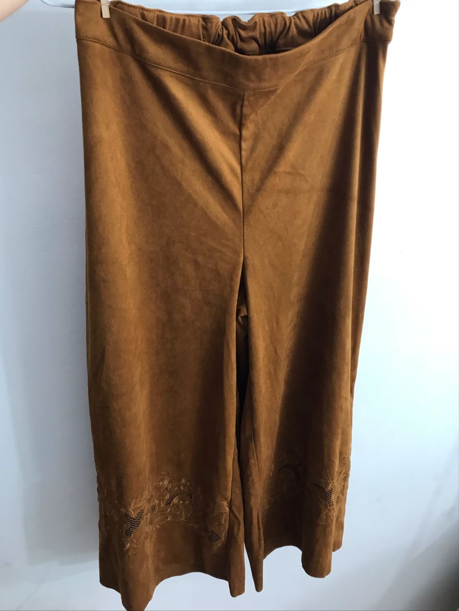 calça pantacourt caramelo