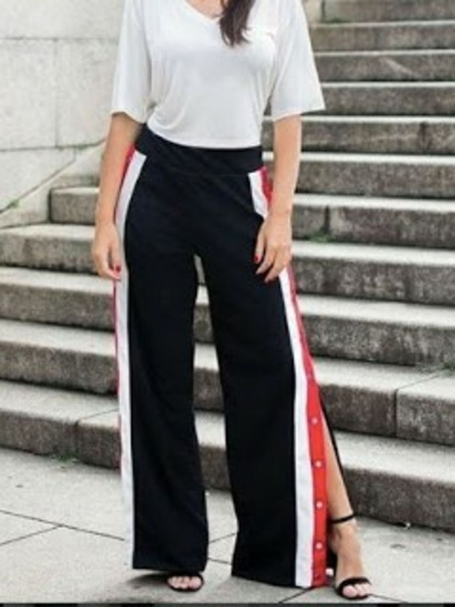 calça pantalona com botoes na lateral