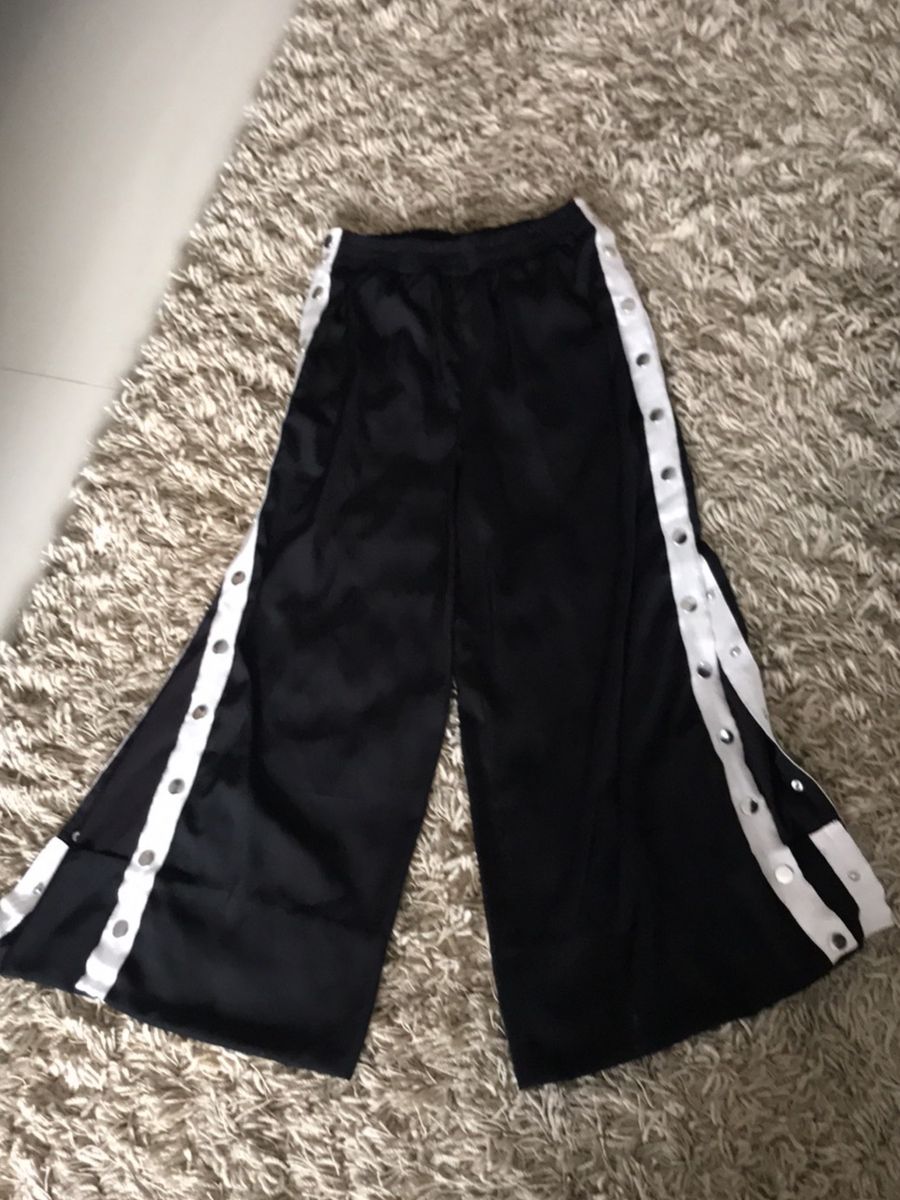 calça pantalona com botoes