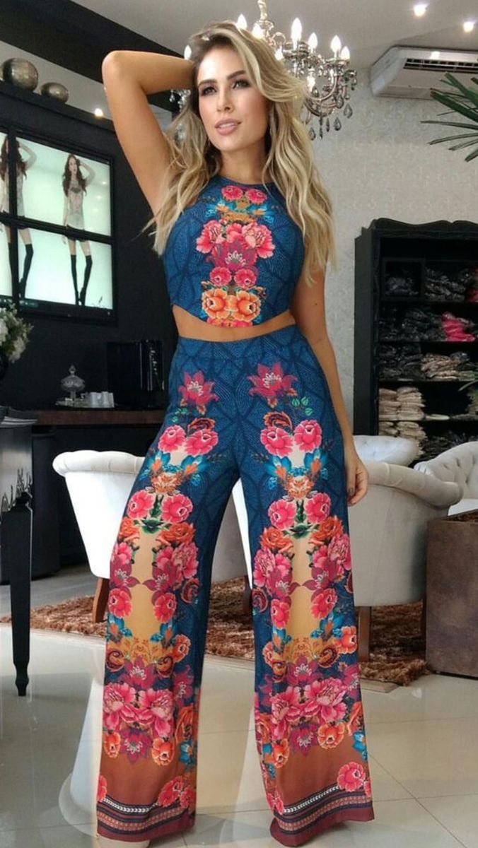calça pantalona estampada com cropped