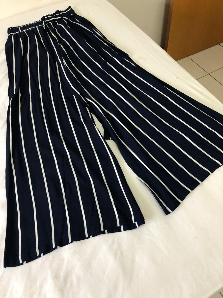 calça pantalona listrada azul e branca
