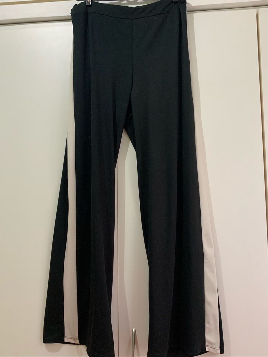 calça pantalona preta com listra branca