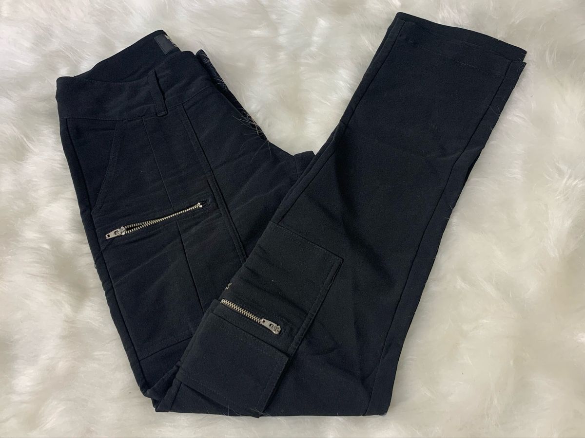 calça cheia de bolsos