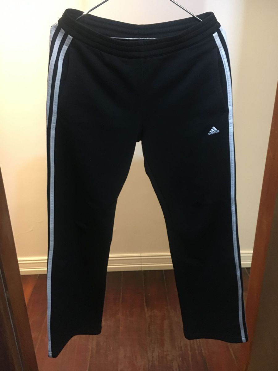 calça preta com listra branca na lateral adidas