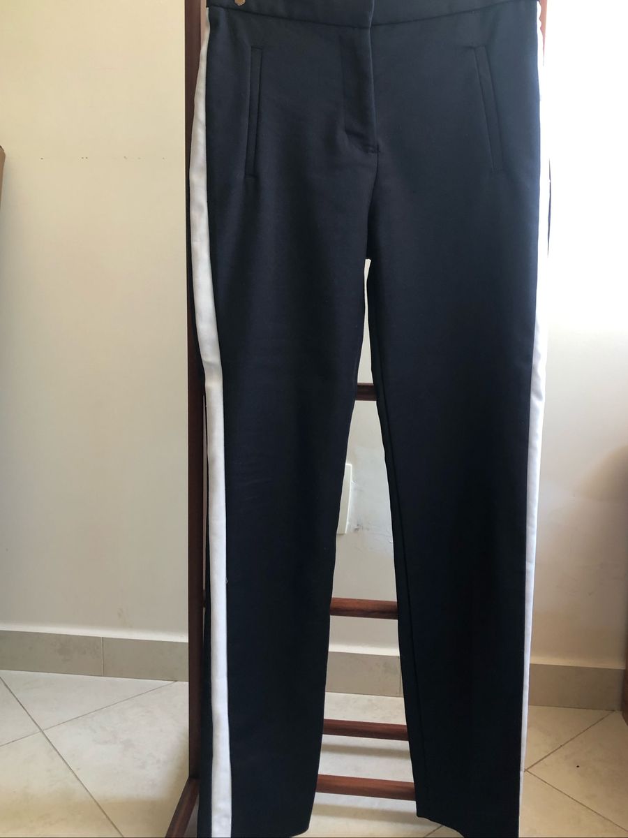calça preta com listra branca