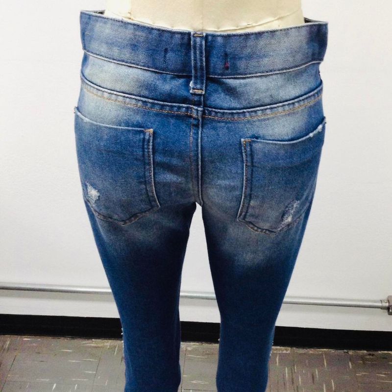 Calça Push Up Jeans com Puídos e Barra Desfeita Azul