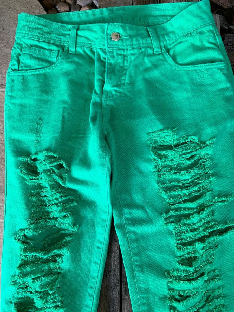 calça verde rasgada