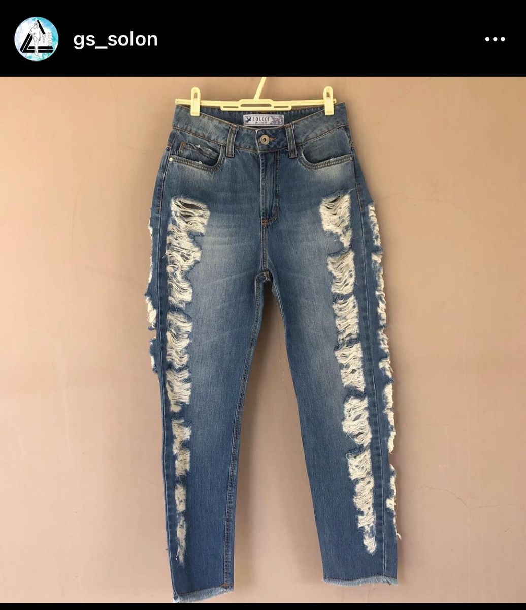 calça rasgada na lateral