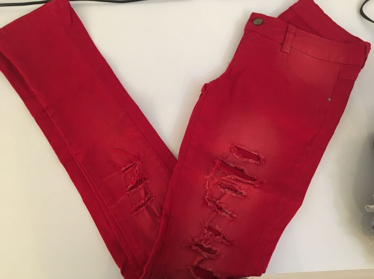 calça vermelha rasgada