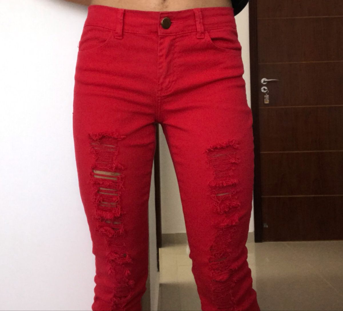 calça vermelha rasgada
