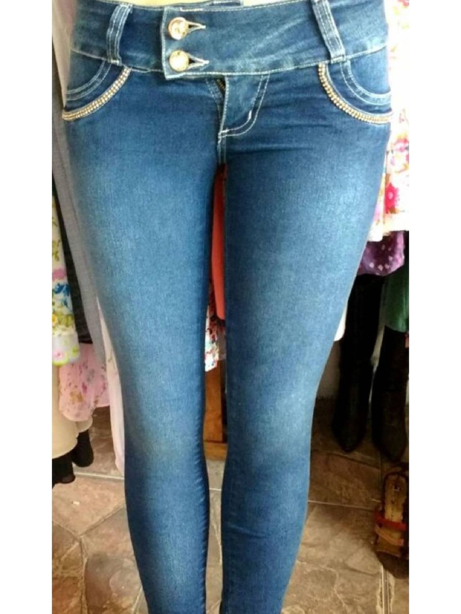 calça jeans com enchimento