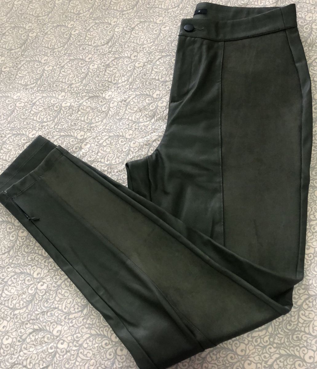 calça couro fake renner