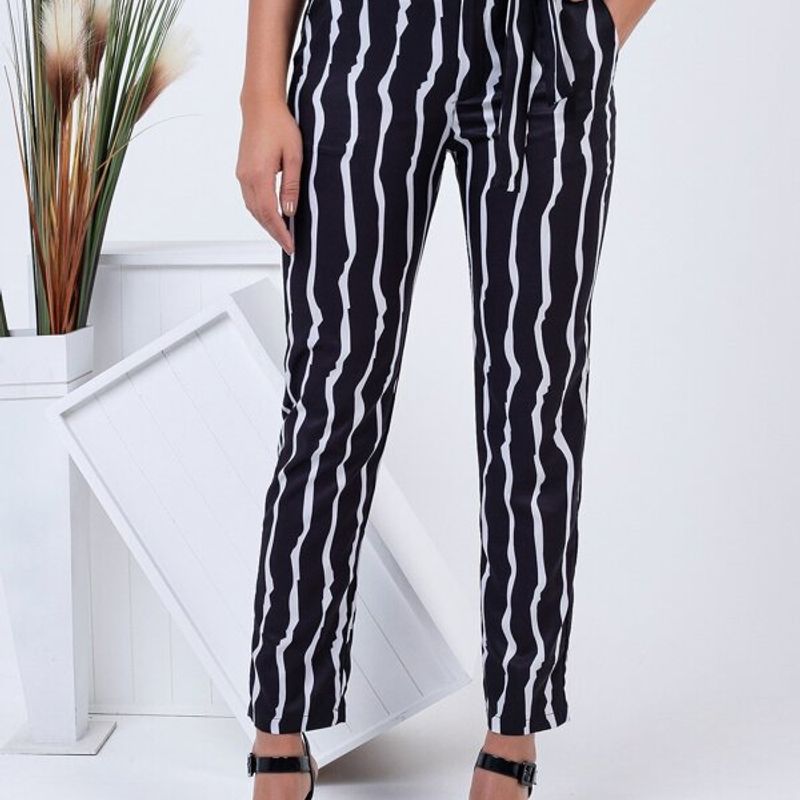 Calça Social Preta e Branca Listrada com Cinto Ajustável e Cintura