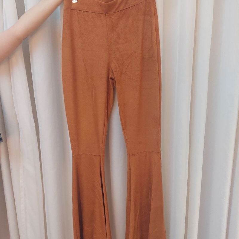 Calça fashion flare suede caramelo