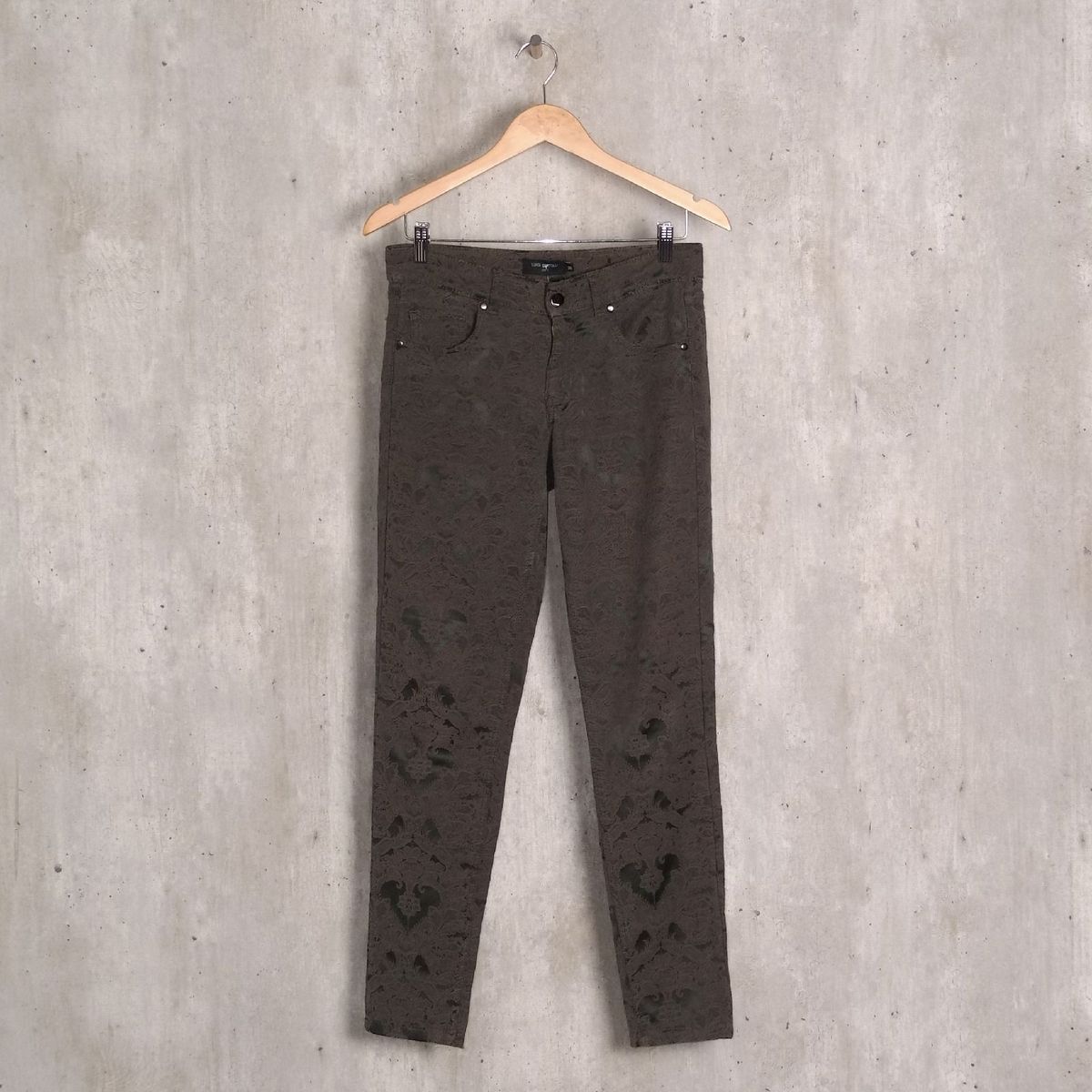 calça verde escura com arabesco - calças luigi bertolli