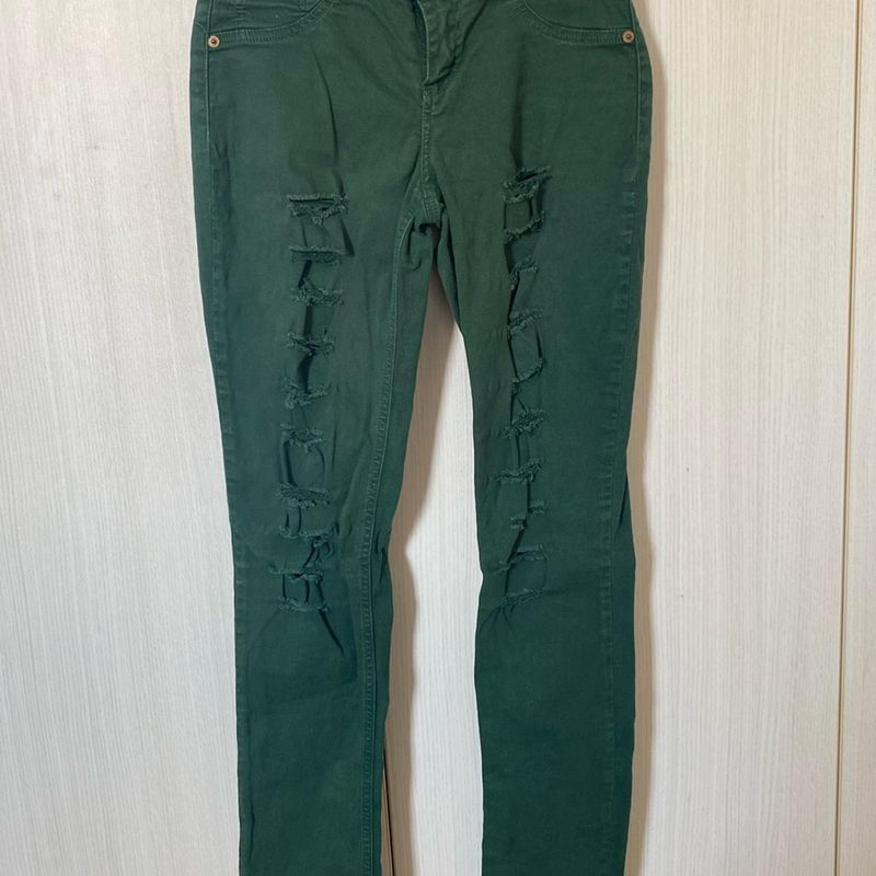 Calça sales verde rasgada