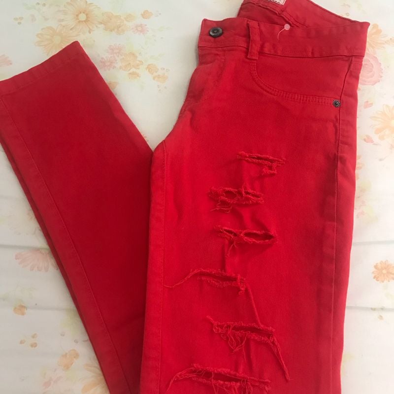 Calça vermelha sale rasgada