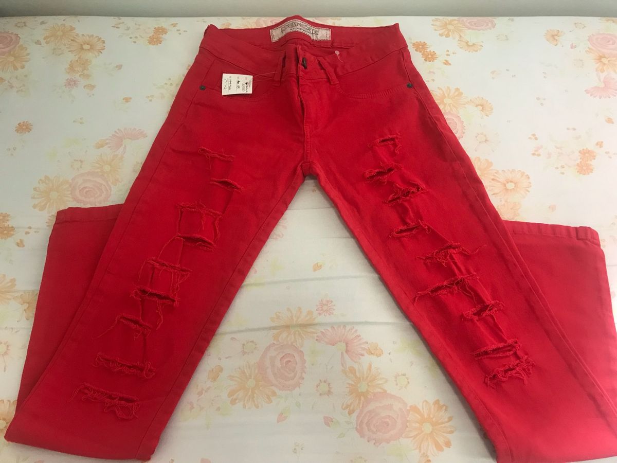 calça vermelha rasgada