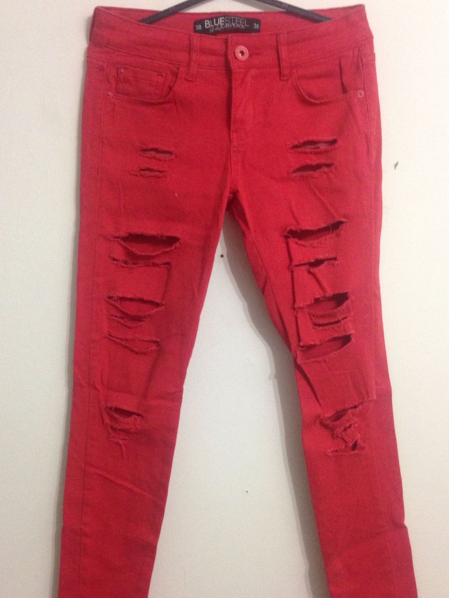 calça vermelha rasgada
