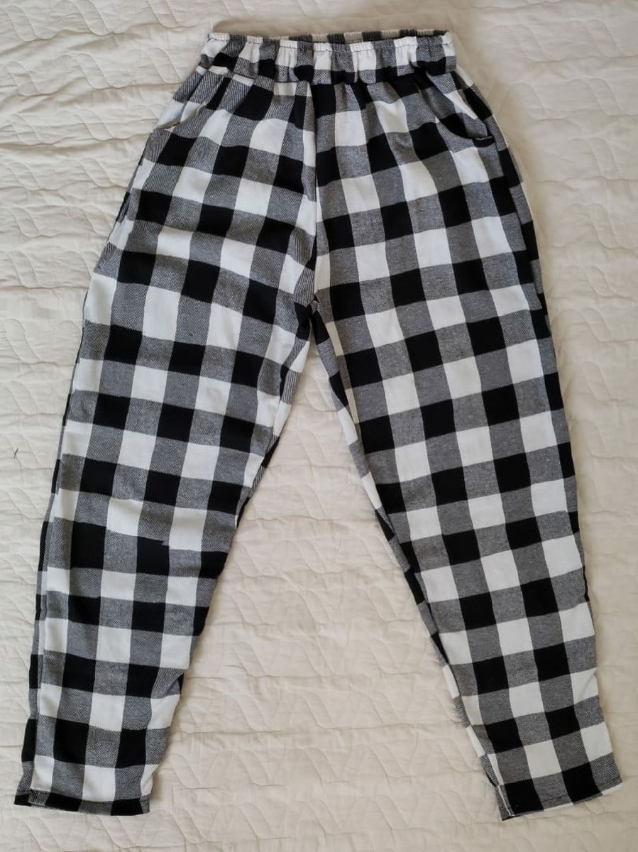 calça xadrez branca e preta