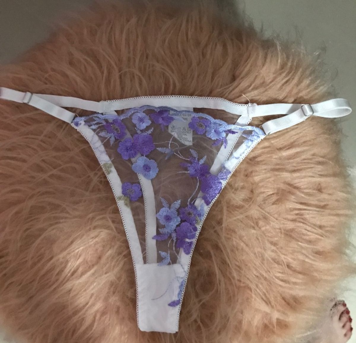 Mulher de calcinha transparente