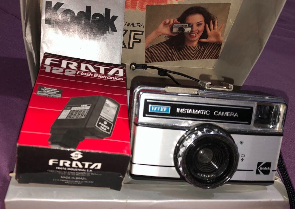 Câmera Analógica com Flash Externo Produto Vintage e Retro Kodak