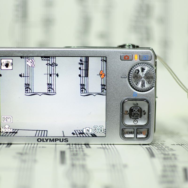 デジタルカメラ OLYMPUS FE-350 Wide Olympus FE-350 Wide / Olympus X-865 - Câmera versus Câmera