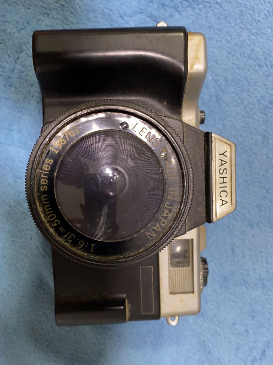 Vendo Uma Antiga Câmera Fotográfica Analógica da  Yashica 2000n