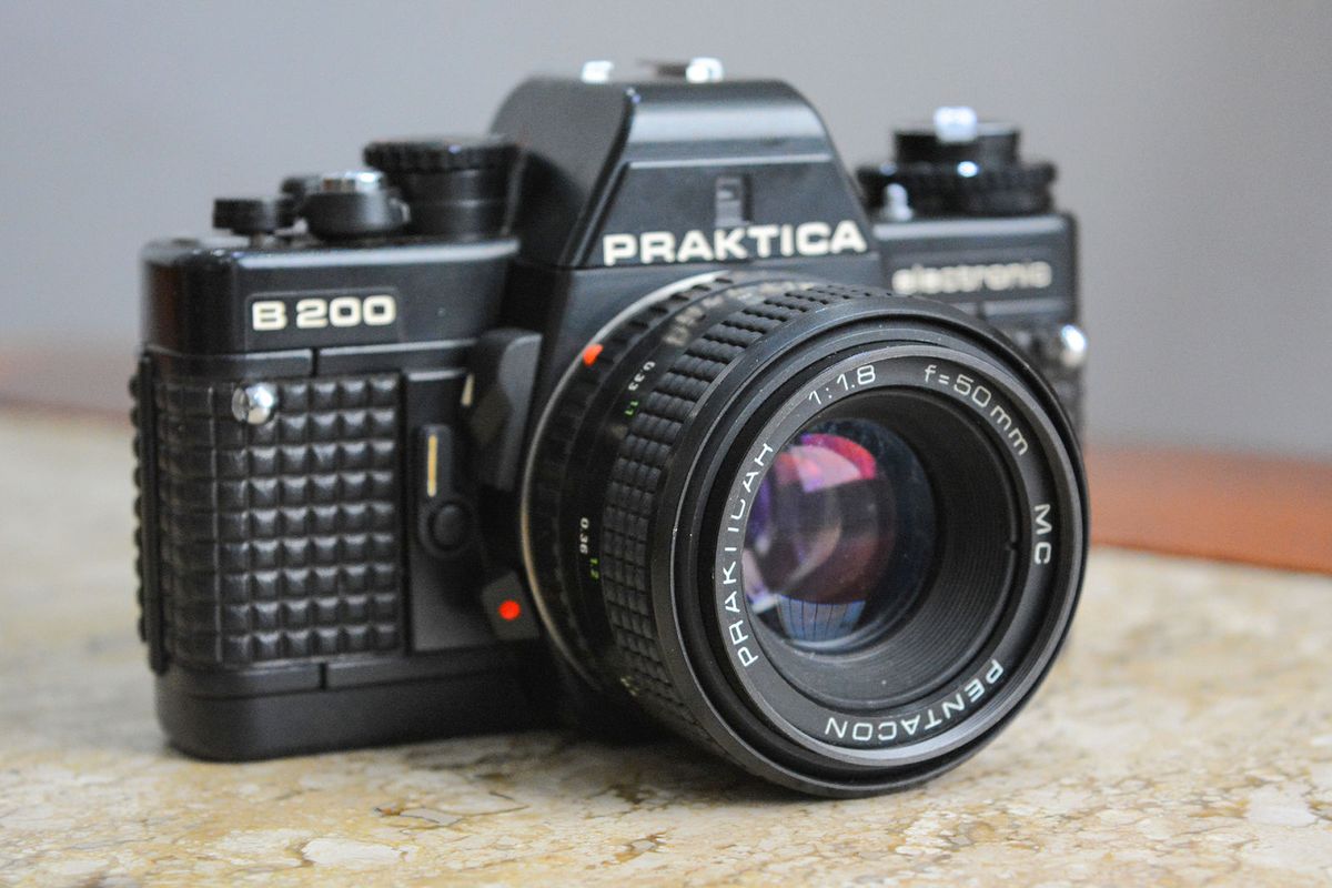 Câmera Praktica B200 Electronic + Lente Pentacon Prakticar Mc F/1.8
