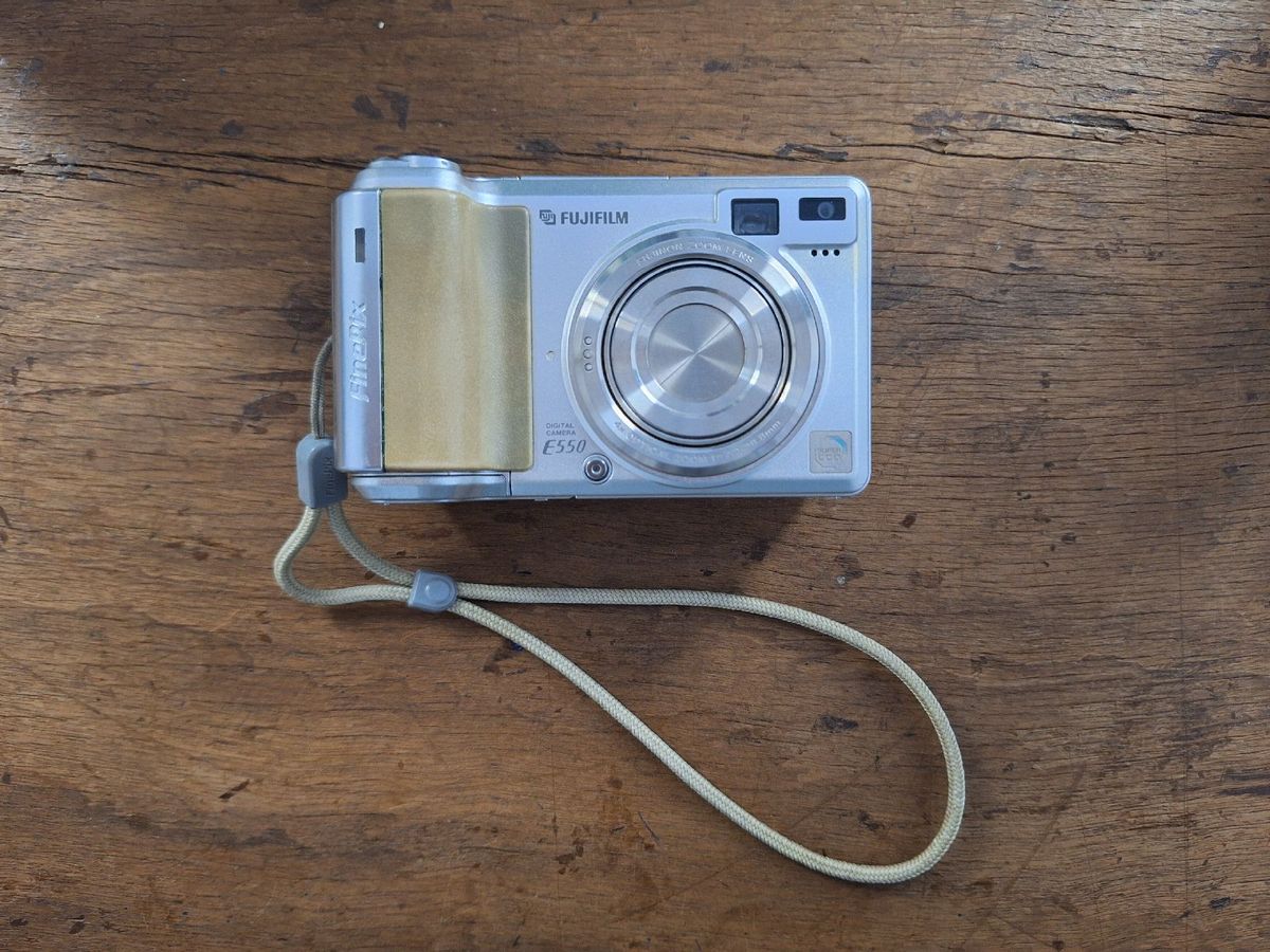 富士フイルム FinePix E550 デジタルカメラ Amazon.com : Fujifilm Finepix E550 6.3MP Digital Camera with 4x