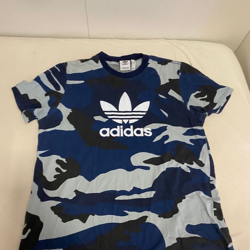 Camiseta camuflada sale feminina adidas