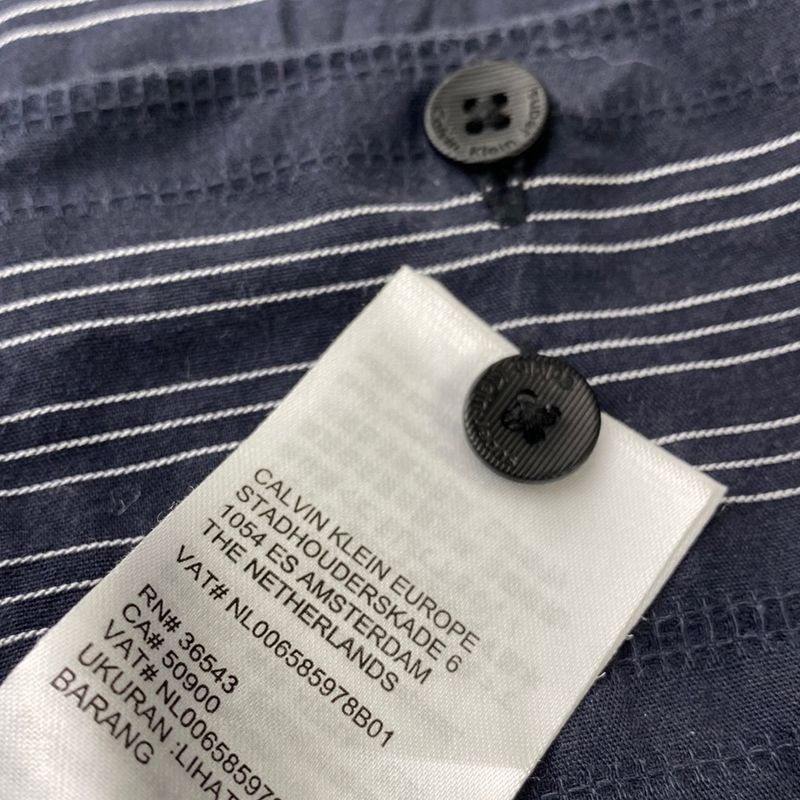 Camisa Calvin Klein Listras e Textura Diferenciada, Botões Marca