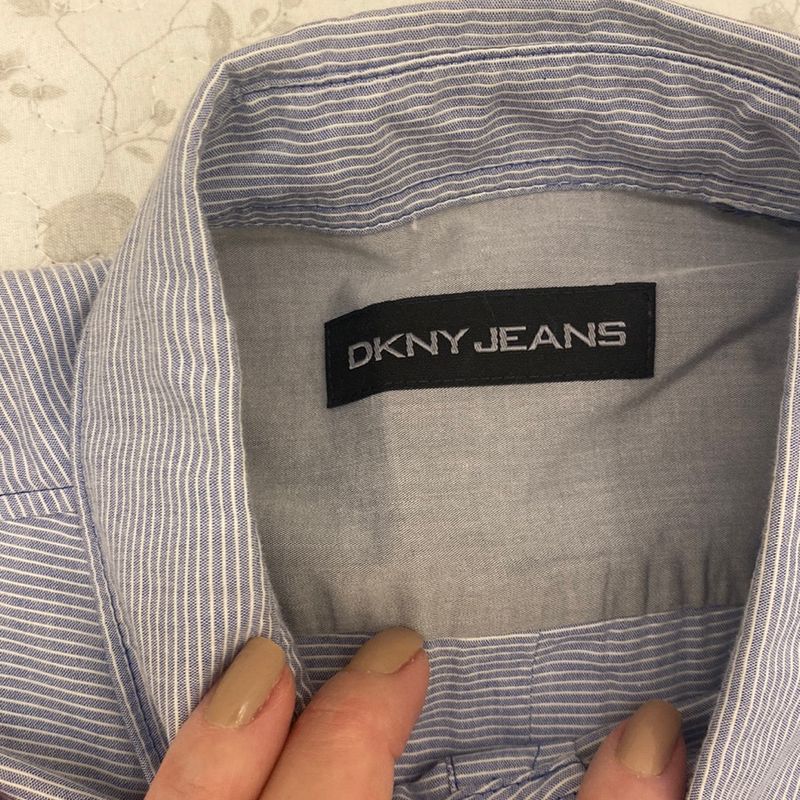 https://photos.enjoei.com.br/camisa-de-botao-marca-dkny-jeans-tamanho-p-84098496/800x800/czM6Ly9waG90b3MuZW5qb2VpLmNvbS5ici9wcm9kdWN0cy8xMTY3MzIwMy8wZGY4MzRiOGY5MjdkM2NiMmQxMjUzOGJiODUxMWU4Zi5qcGc