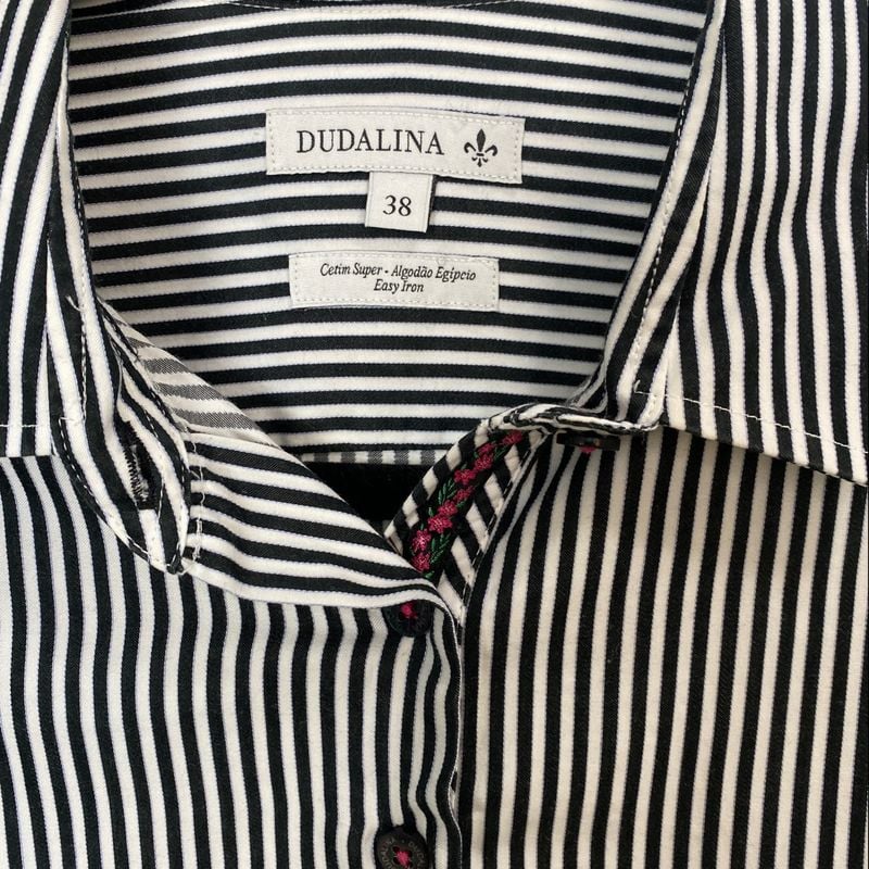 Camisa Dudalina Listrada Preta e Branca com Detalhes em Pink