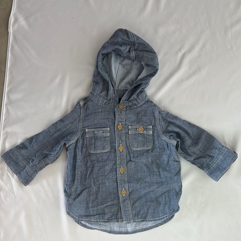 Camisa Jeans Baby Gap com Capuz Forrada com Tecido em Listras Brancas e  Azuis Tecido Fino e Chique Roupa Infantil para Bebê Gap Usado 85514737 