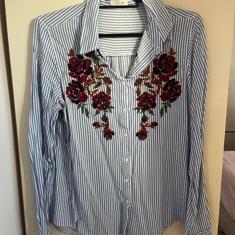 Camisa Listrada com Flores Bordadas | Nunca Usado 100833137 | enjoei