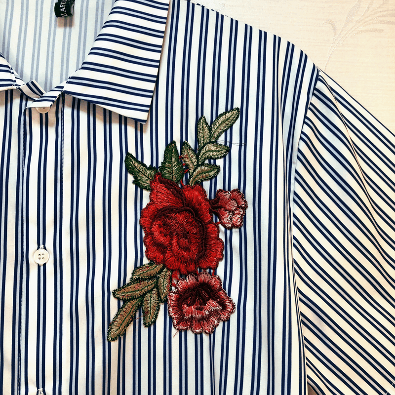 Camisa Listrada Importada com Patches de Rosas Costuradas Camisa