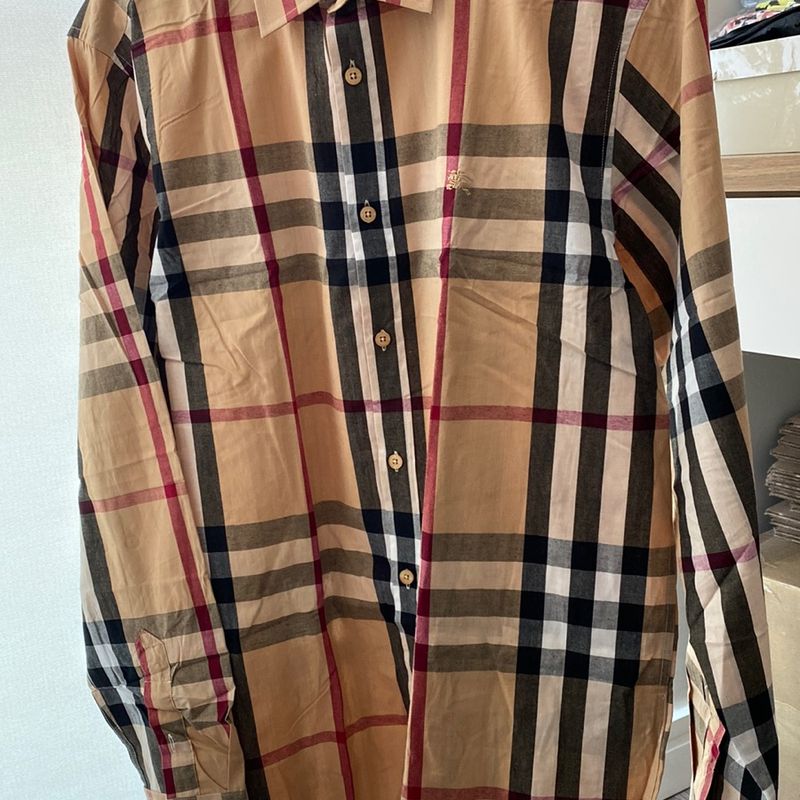 Camisa Original Burberry Tecido cone da Marca Camisa Feminina Burberry Nunca Usado 92018150 enjoei