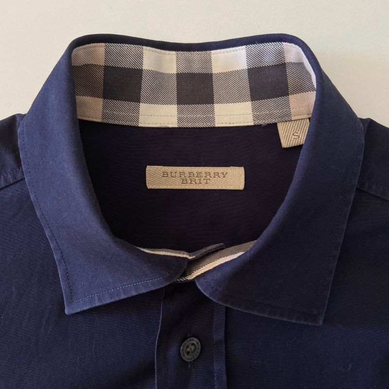 Camiseta com gola xadrez Burberry e nome bordado