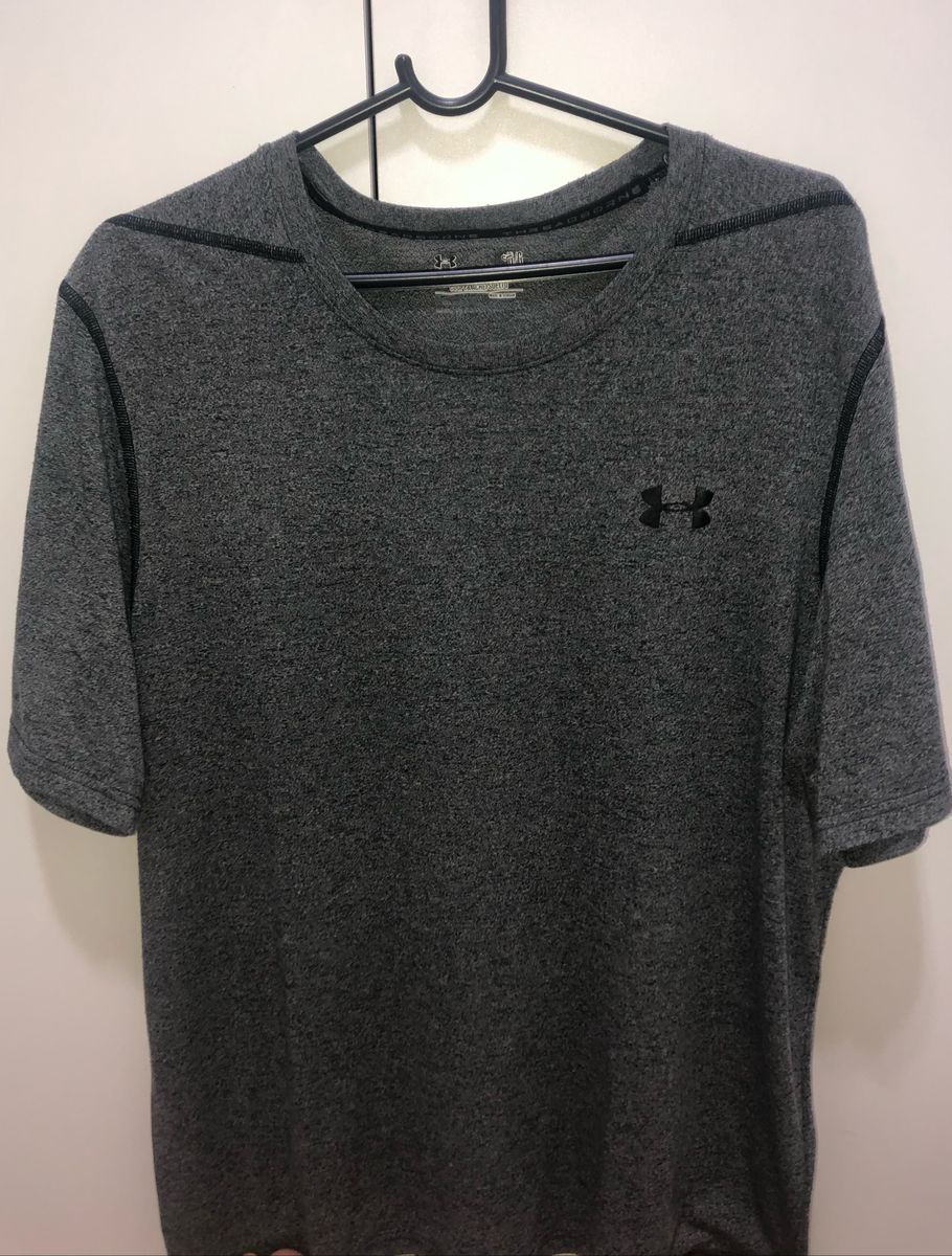 camiseta under armour cinza