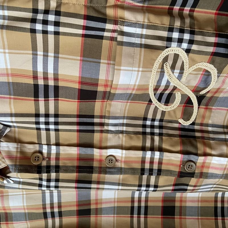 Camiseta com gola xadrez Burberry e nome bordado