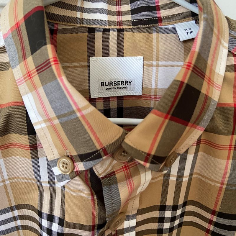 Camiseta com gola xadrez Burberry e nome bordado