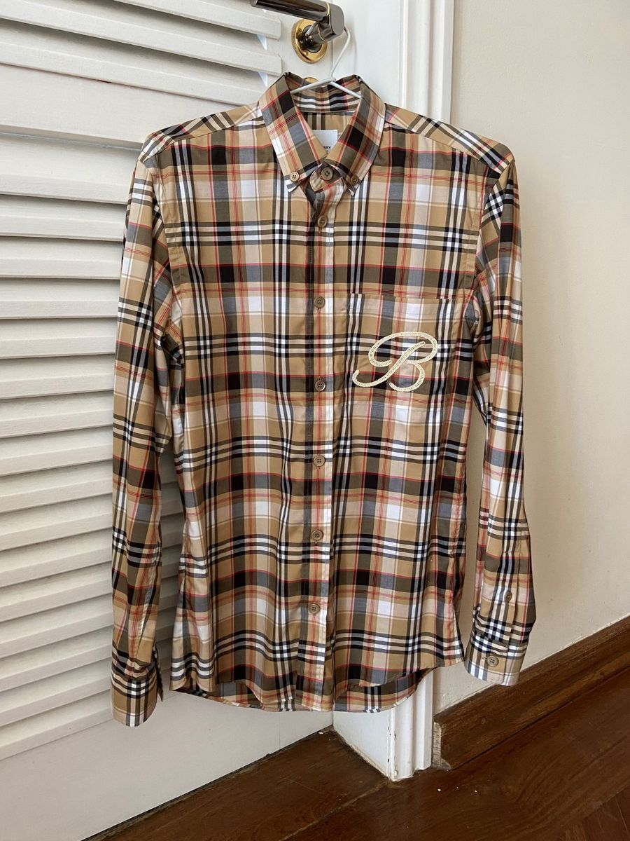 Camiseta com gola xadrez Burberry e nome bordado