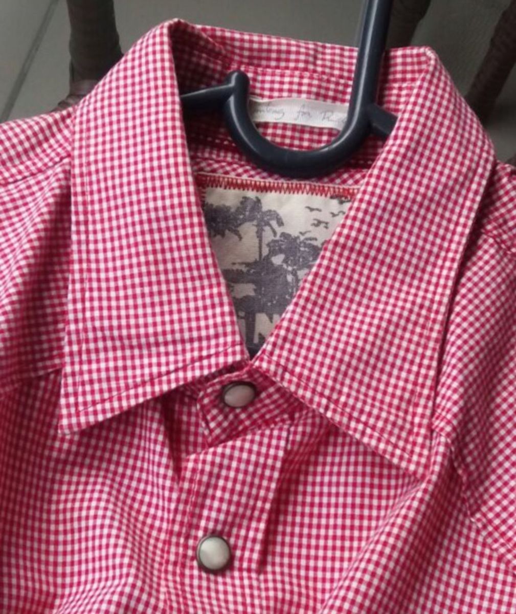 camisa xadrez branca e vermelha