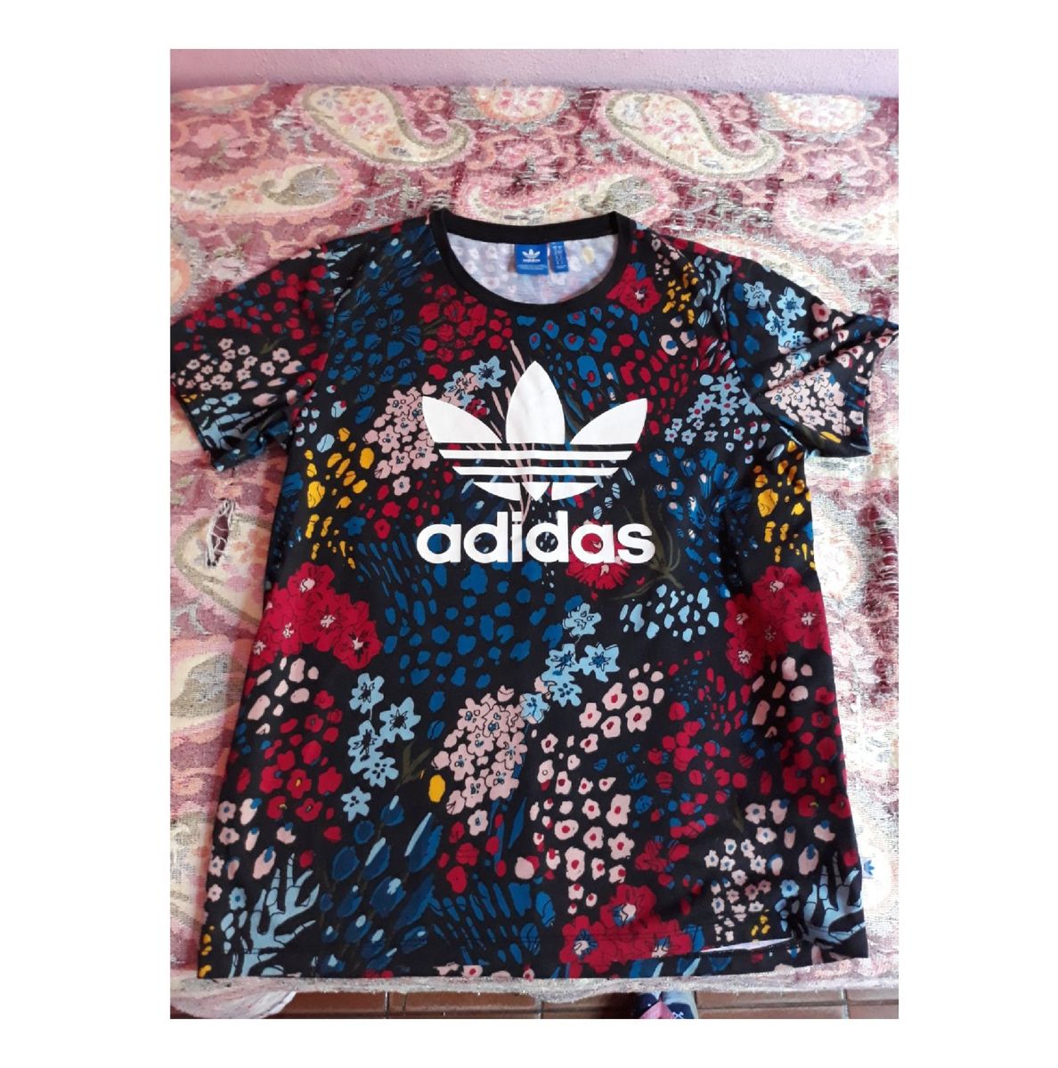 camiseta adidas animal print