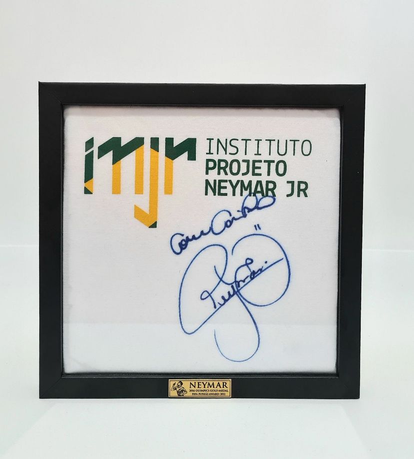 Jogadora do Santos tatua autógrafo de Neymar após visita do craque ao clube; confira